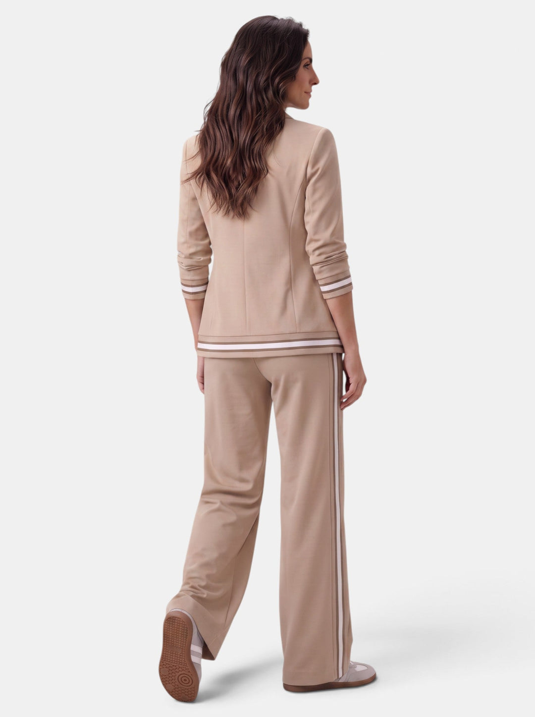 Ropa formal y elegante: conjunto de blazer y pantalón ancho para mujer, ideal para un atuendo profesional.
