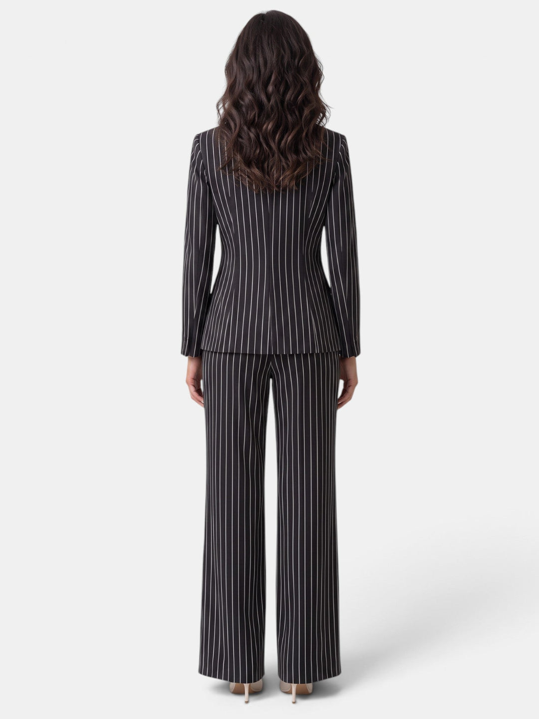 Pantalón de traje de mujer con raya diplomática, versátil para outfit de negocios y moda formal.