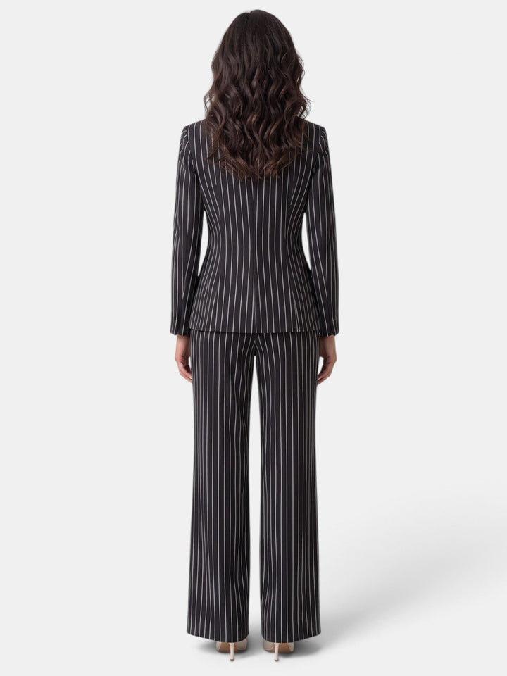 Pantalón de traje de mujer con raya diplomática, versátil para outfit de negocios y moda formal.