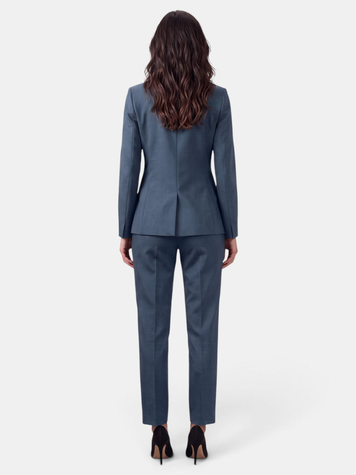Conjunto de blazer y pantalón recto para mujer. Moda de oficina cómoda y elegante.