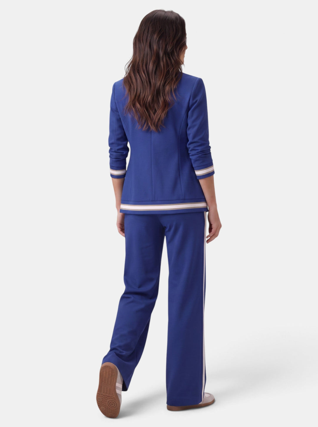 Atuendo sofisticado de blazer y pantalón ancho, conjunto femenino ideal para ocasiones formales y oficina.