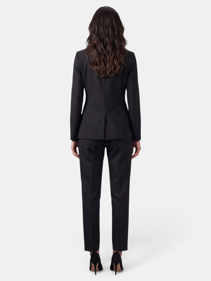 Blazer y pantalón recto para mujer, conjunto elegante de oficina. Ropa formal de moda.