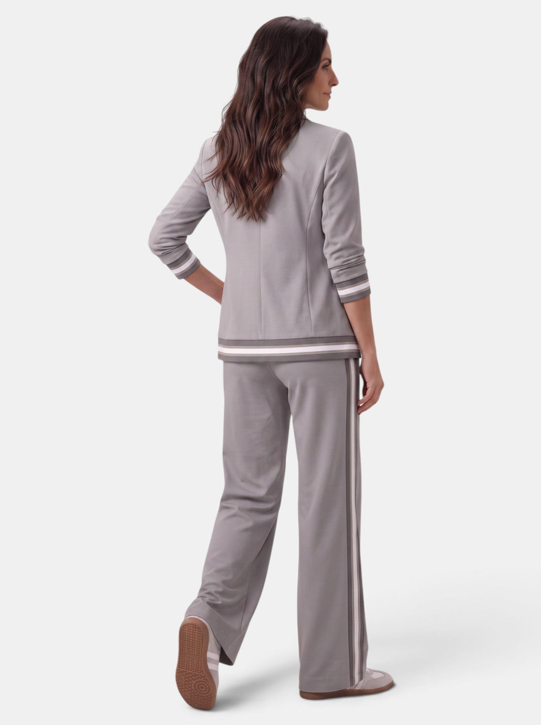 Conjunto de blazer y pantalón ancho para mujer, resaltando la elegancia femenina y el estilo chic.