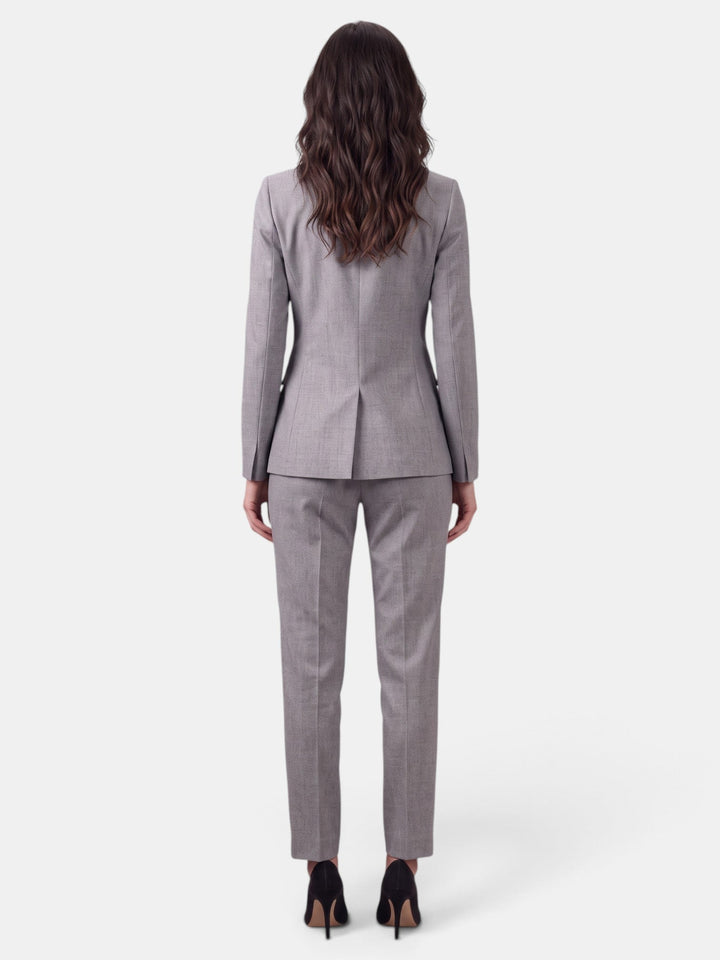 Ropa formal de oficina: conjunto elegante de blazer y pantalón recto para mujer.