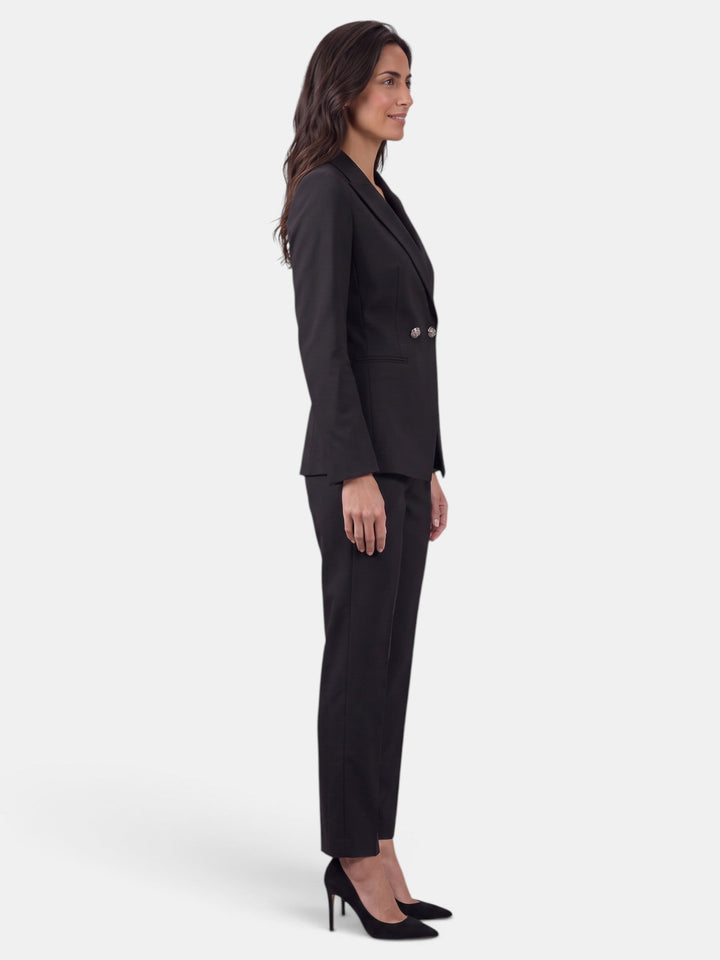 Conjunto de oficina para mujer, incluye blazer y pantalón recto. Ideal para moda ejecutiva.