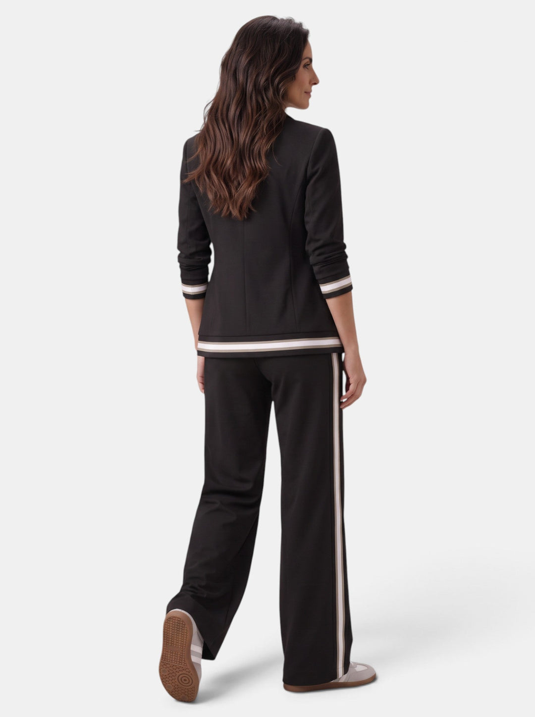 Conjunto chic de blazer y pantalón ancho para mujer, ideal para un atuendo versátil y look profesional.