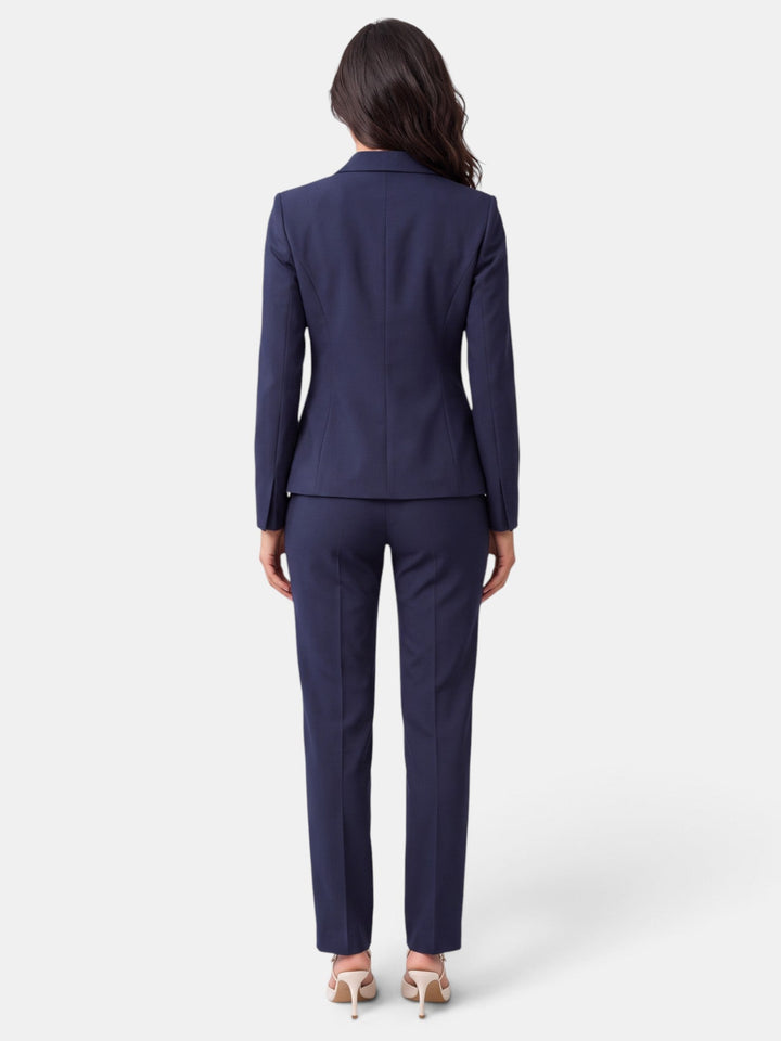 Conjunto de blazer y pantalón de mujer asimétrico. Perfecto para un estilo de oficina formal.
