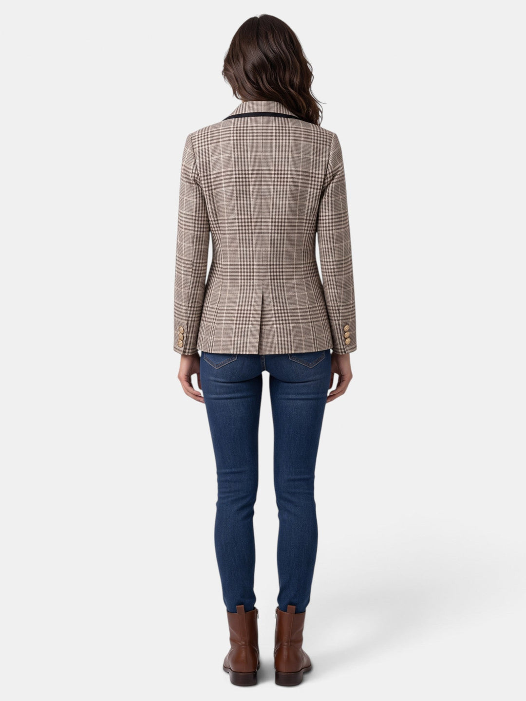Blazer mujer con patrón de cuadros y botones dorados. Moda femenina sofisticada para un look elegante y moderno.