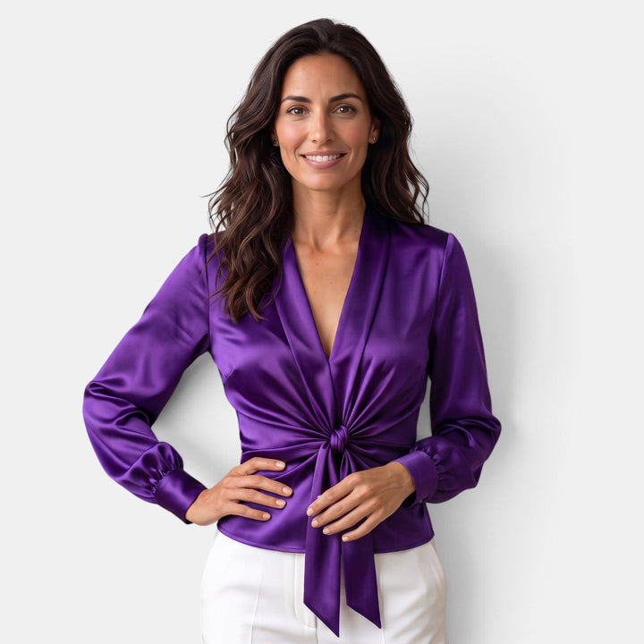 Blusa elegante de mujer, satinada, con lazo y escote V. Perfecta para moda de oficina o fiesta.