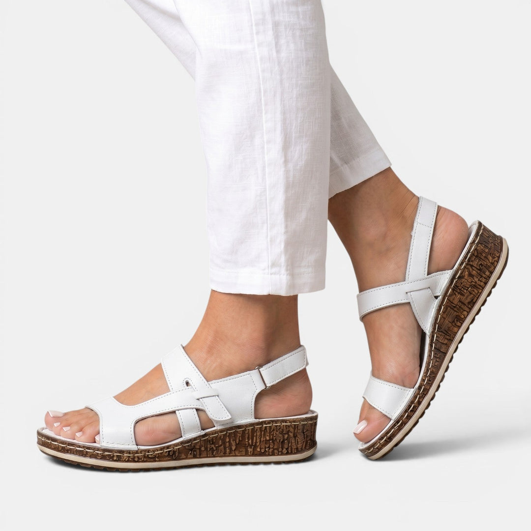 Sandalias ortopédicas de mujer con cuña cómoda y ajustable, ideales para confort femenino y bienestar en verano.