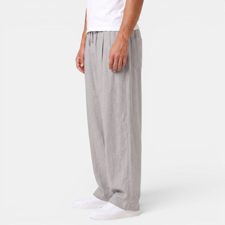 Pantalón de lino moderno para hombre, corte recto, fresco, perfecto para un estilo casual chic de verano.