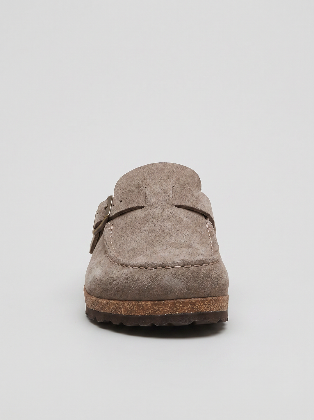 Calzado de verano: Zuecos de ante unisex con suela de corcho y hebilla metálica. Ideales para primavera.