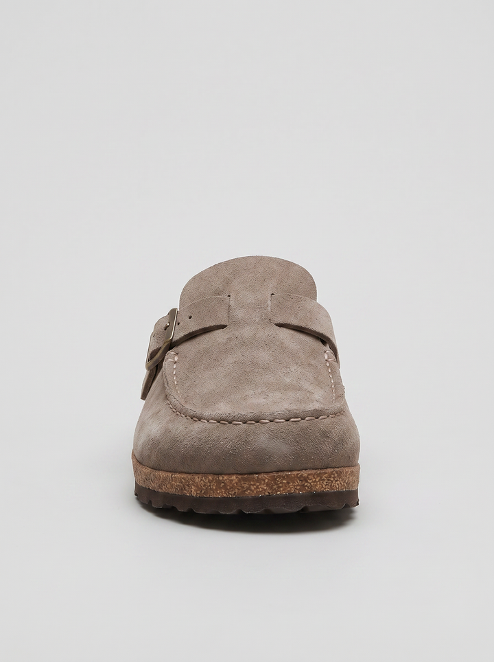 Calzado de verano: Zuecos de ante unisex con suela de corcho y hebilla metálica. Ideales para primavera.