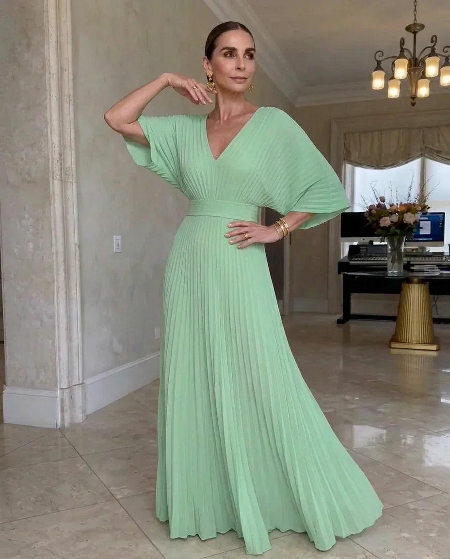 Vestido plisado de mujer con mangas fluidas y escote V, un look elegante para cualquier evento.