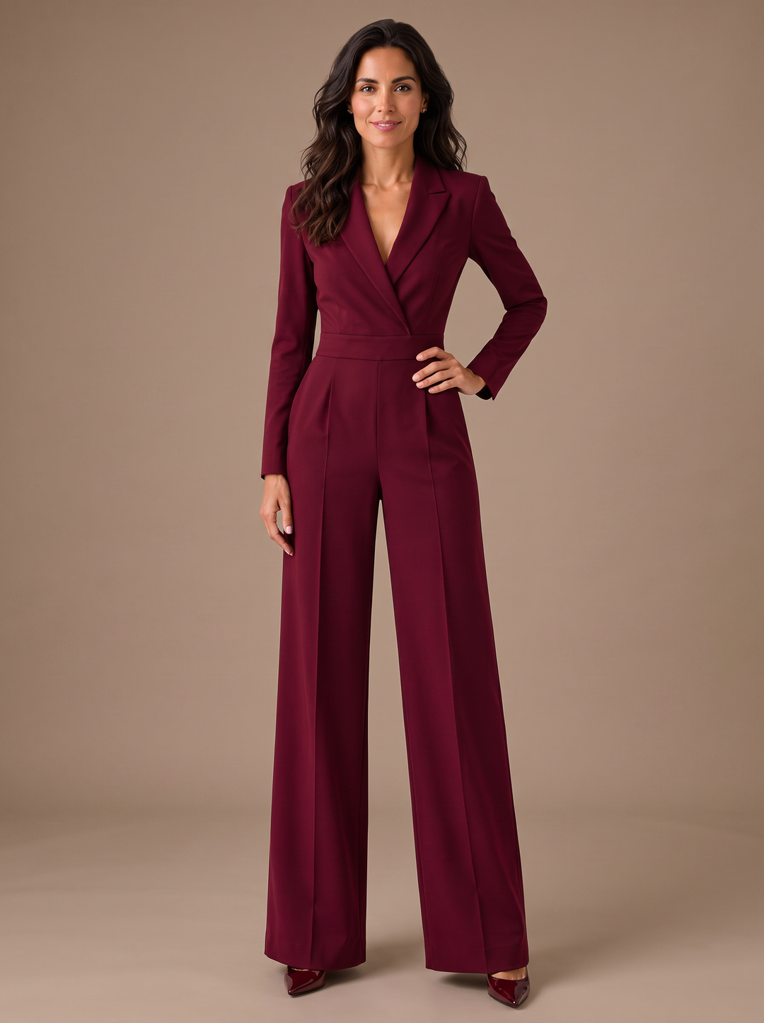 Mono elegante de mujer con escote V, manga larga y pernera ancha. Ideal para oficina o fiesta.