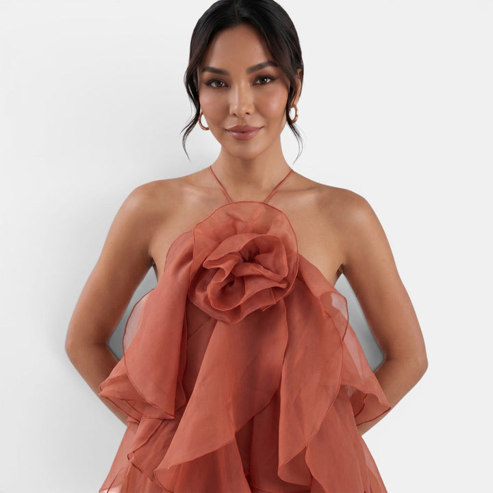 Vestido maxi rojo halter para mujer con detalle de flor, perfecto para ocasiones elegantes y verano.