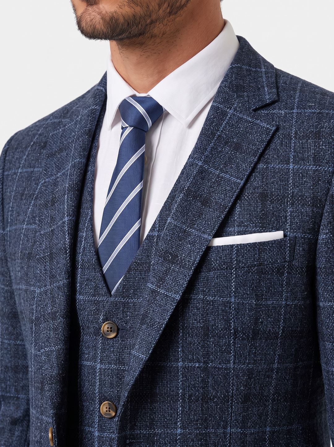Traje de hombre a cuadros, incluyendo chaqueta, chaleco y pantalón. Ideal para moda masculina formal y elegante.