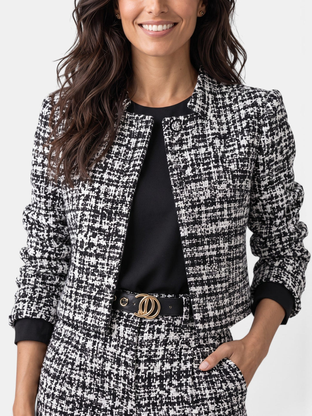 Conjunto de mujer a cuadros en tonos neutros con pantalón ancho. Ropa casual y elegante para oficina.