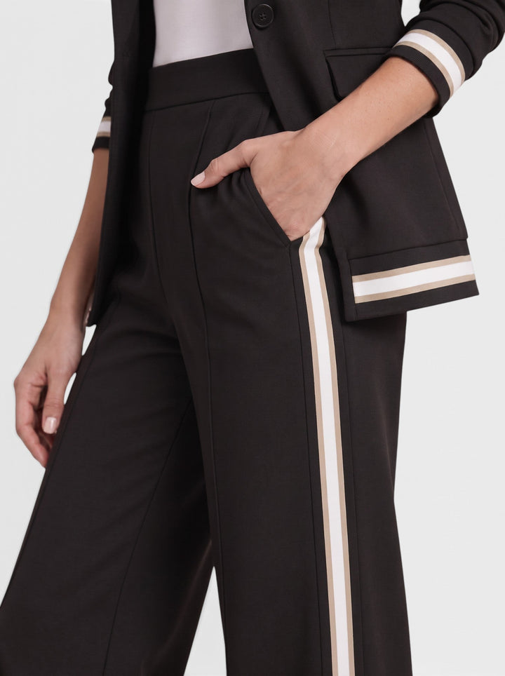 Elegante conjunto de blazer y pantalón ancho para mujer, perfecto para estilo ejecutivo y ropa formal.