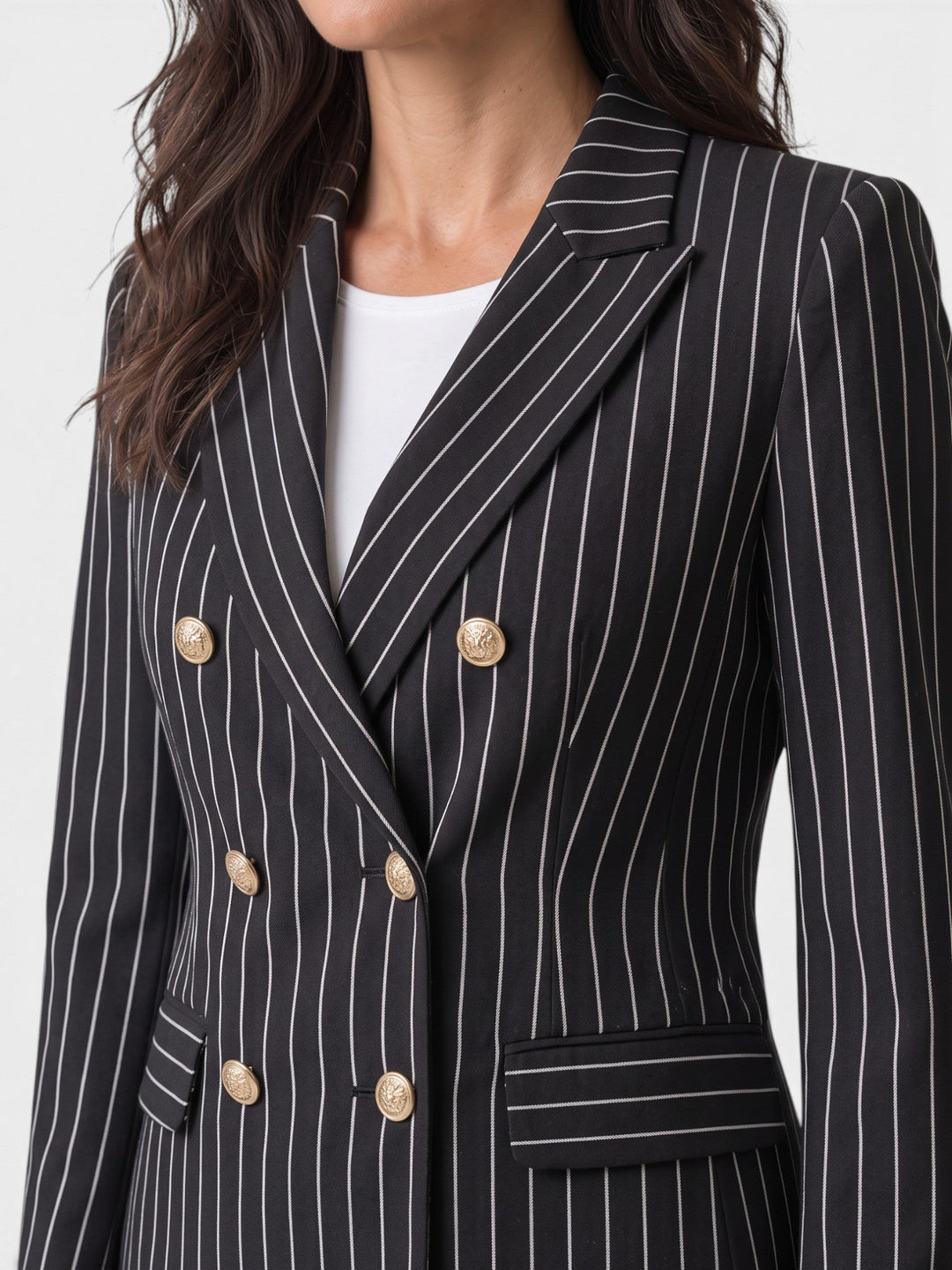 Traje de mujer con blazer de raya diplomática. Detalle elegante para moda femenina y oficina.