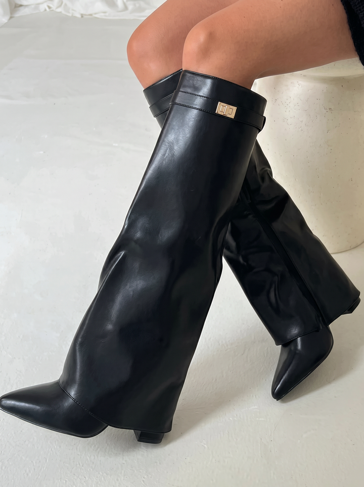 Botas de ante para mujer con cremallera lateral, diseño alto que aporta moda y calidez en el invierno.
