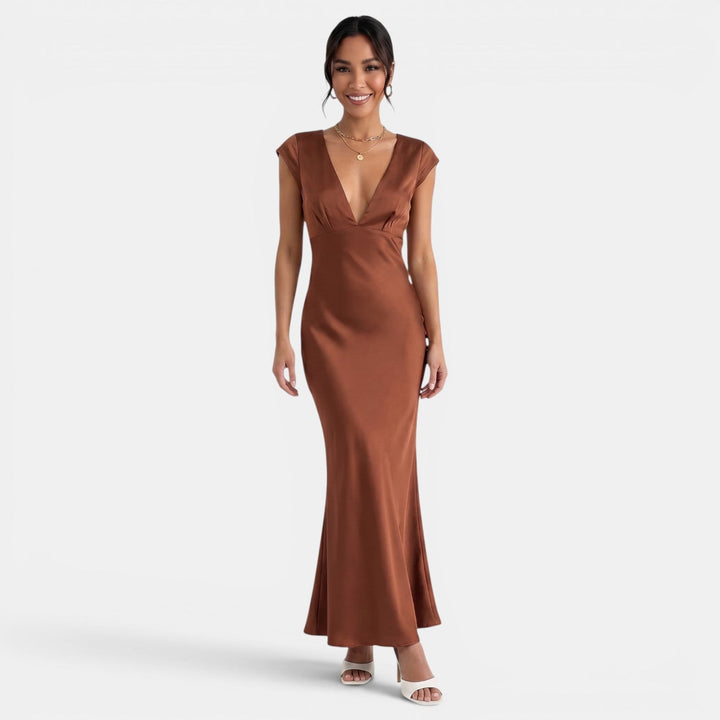 Vestido largo de mujer verde con escote V y elegantes cut-outs. Ideal para invitada de boda o fiesta formal.
