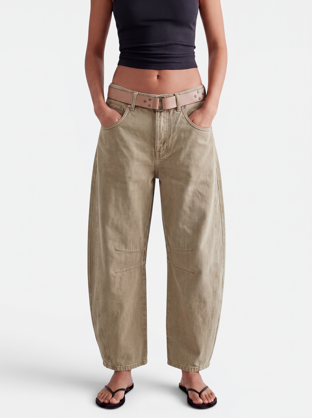 Jeans de mujer con tiro medio y pierna ancha, confeccionados con tela elástica para confort todo el día.