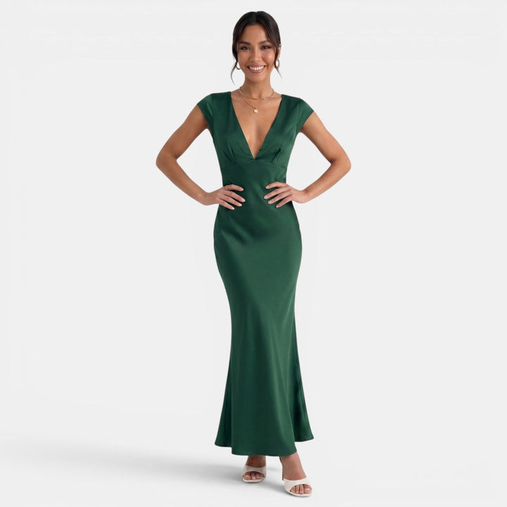 Sofisticado vestido negro de noche para mujer, con escote V y detalles cut-out. Look formal para eventos.