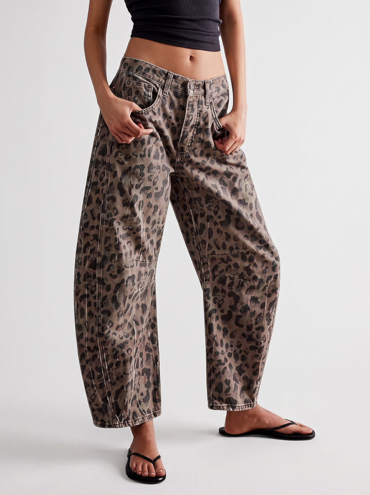 Jeans de mujer elásticos, tiro medio, pierna ancha. Vaqueros modernos y cómodos para cualquier ocasión casual.