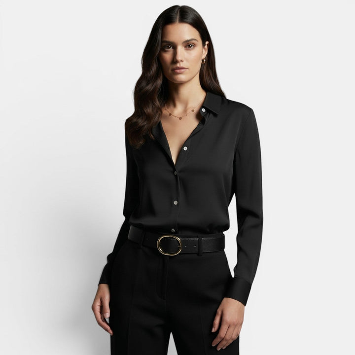 Camisa de mujer con solapa clásica y cierre de botones, corte holgado y manga larga.