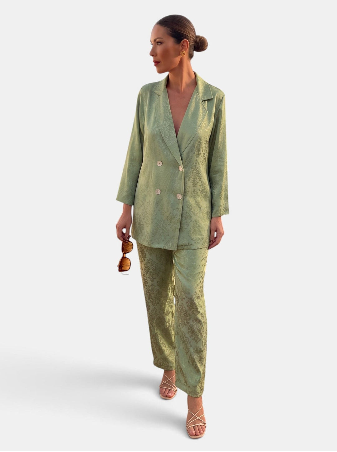 Conjunto femenino formal: blazer estructurado y pantalón wide leg. Ideal para oficina y eventos especiales.
