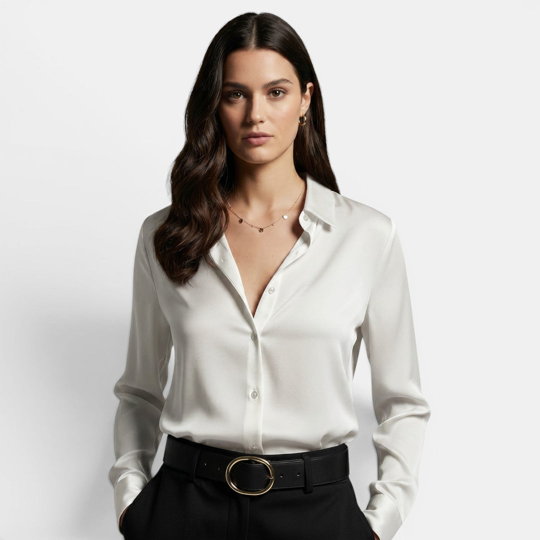 Camisa de mujer holgada de tela suave, con solapa y botones, diseño moderno y cómodo.