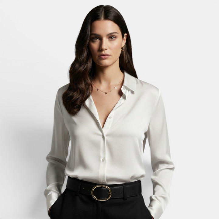 Camisa de mujer holgada de tela suave, con solapa y botones, diseño moderno y cómodo.