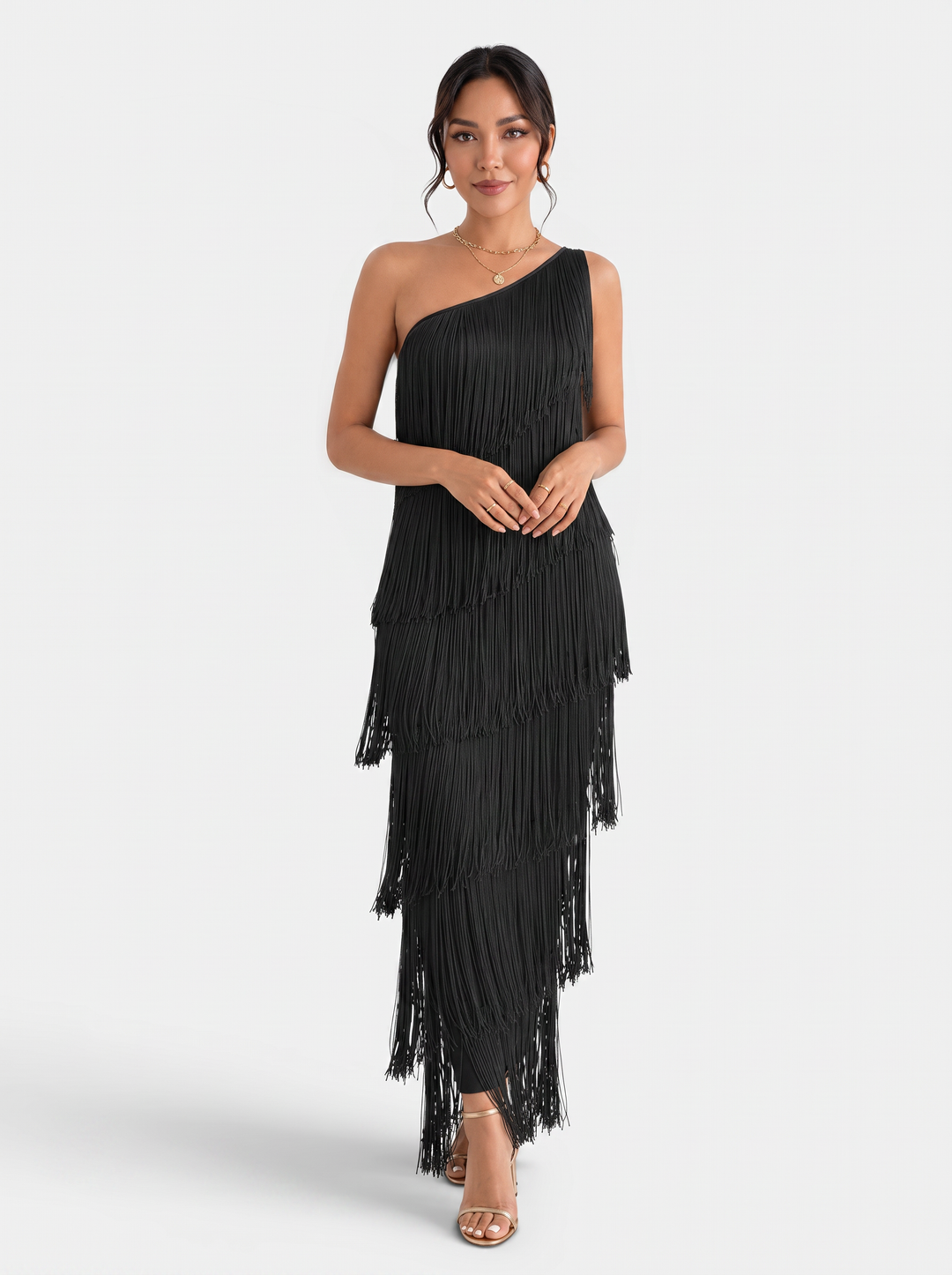 Detalle de vestido de fiesta para mujer, resaltando los elegantes flecos y el diseño con escote.