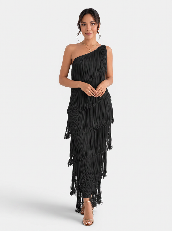 Detalle de vestido de fiesta para mujer, resaltando los elegantes flecos y el diseño con escote.