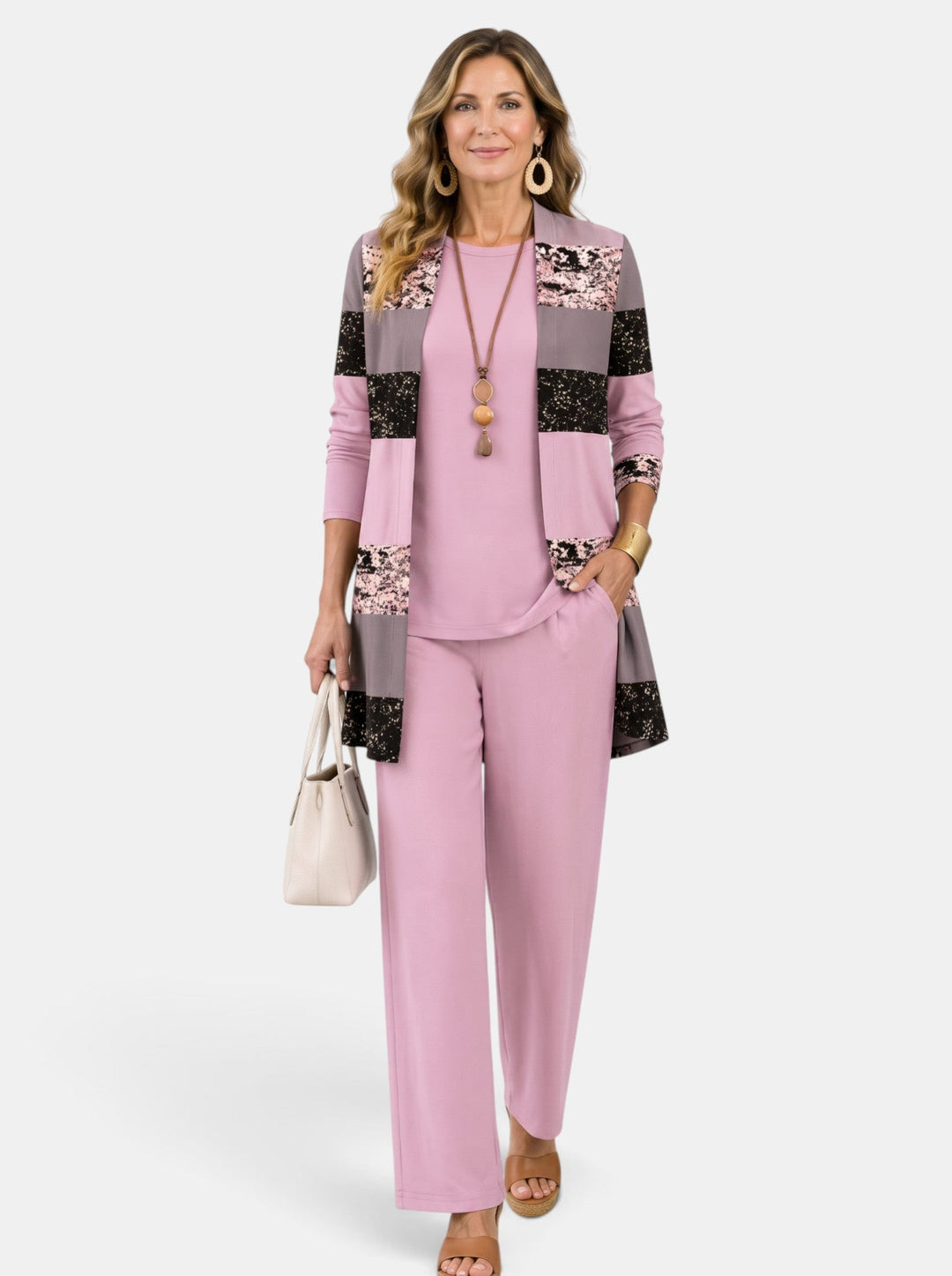 Conjunto de 3 piezas para mujer con estampado tropical exótico: blusa, pantalón y abrigo. Moda elegante de verano.