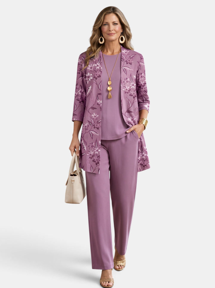 Mujer luciendo conjunto de 3 piezas tropical elegante, moda casual veraniega, blusa, pantalón y abrigo chic.