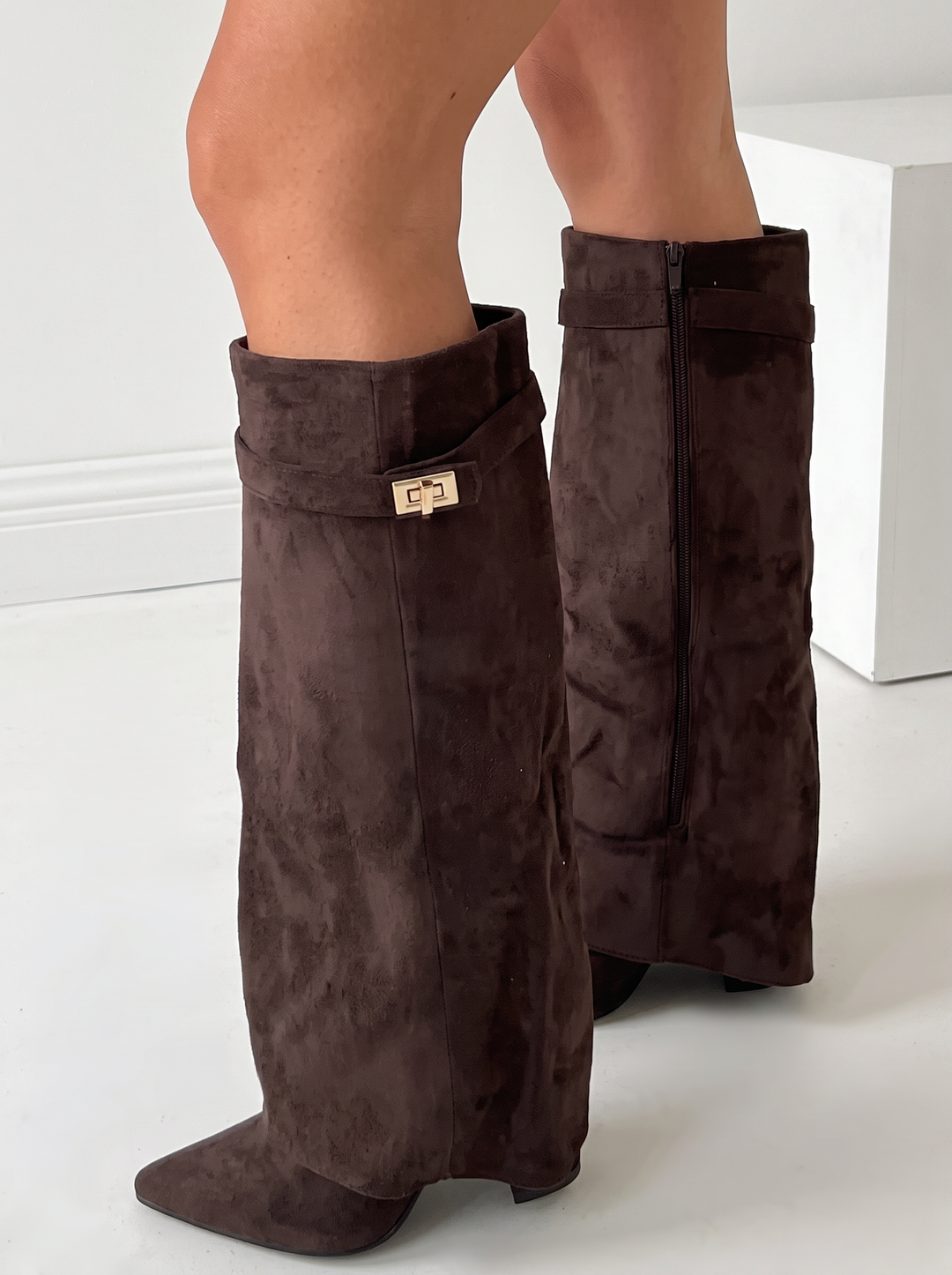 Calzado femenino: botas de ante altas y cómodas, perfectas para caminar con estilo en otoño e invierno.