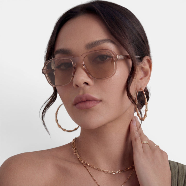 Gafas de sol cuadradas beige retro para mujer. Estilo chic para verano y looks urbanos.