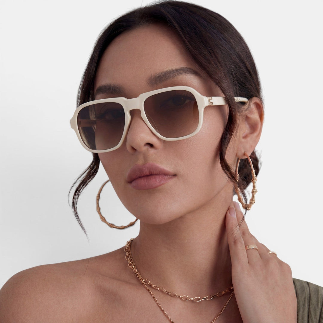 Detalle de montura de gafas de sol cuadradas vintage. Diseño retro para mujer con estilo.