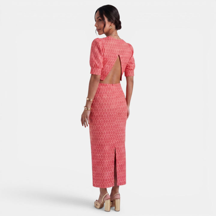 Conjunto de mujer dos piezas: top corto moderno y falda con abertura elegante. Tendencia de moda.