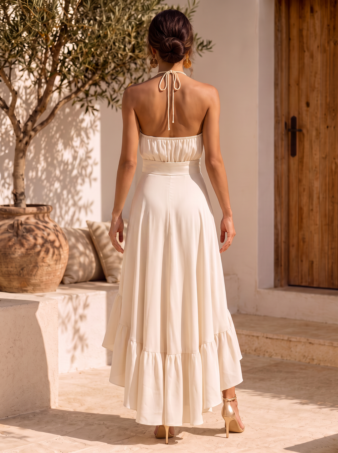 Elegante vestido de invitada para boda, cuello halter y falda con volantes asimétricos, perfecto para mujer.