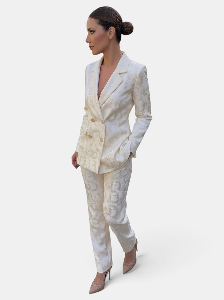Blazer y pantalón wide leg de mujer, estilo formal chic. Perfecto para un look de oficina sofisticado.