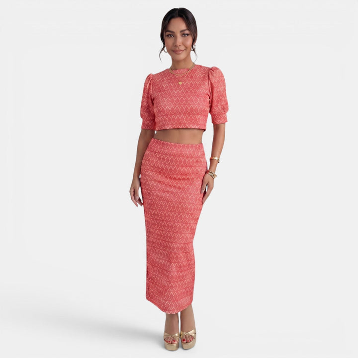 Conjunto de moda elegante para mujer, con top corto trendy y falda con abertura ideal para ocasiones.