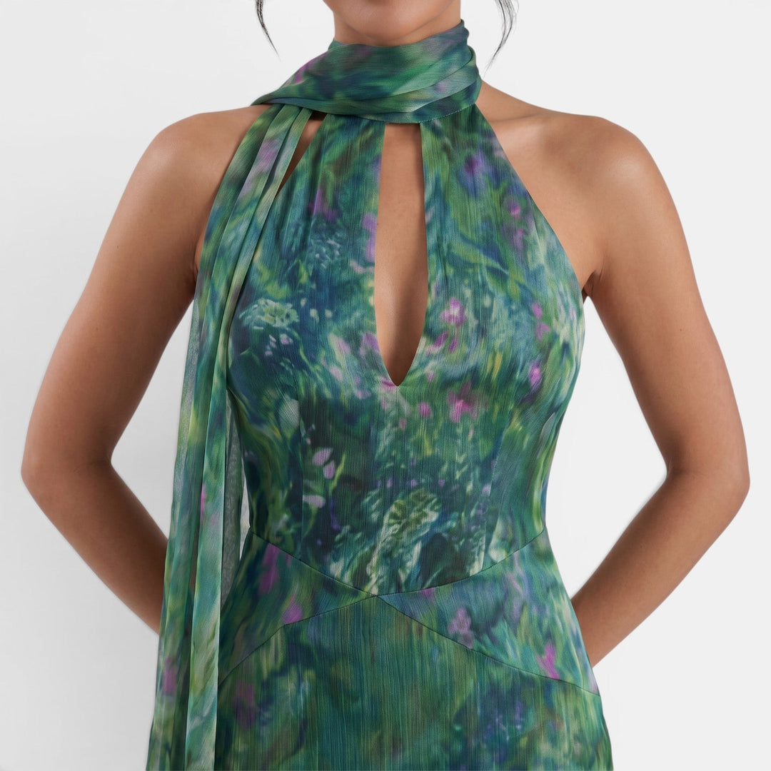 Vestido maxi halter de mujer en color verde, diseño elegante para eventos de noche o fiesta formal.