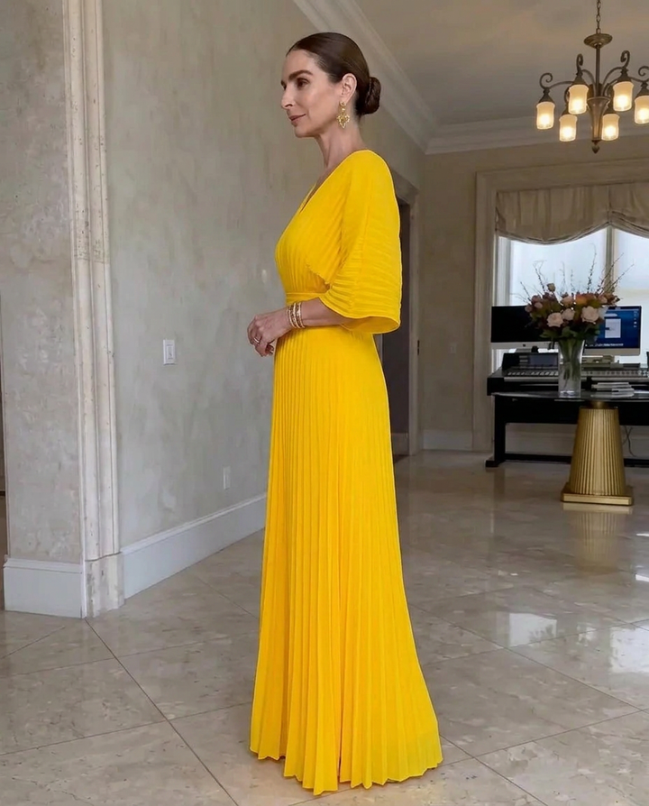 Vestido largo plisado de mujer con escote V, perfecto para eventos formales y fiestas.