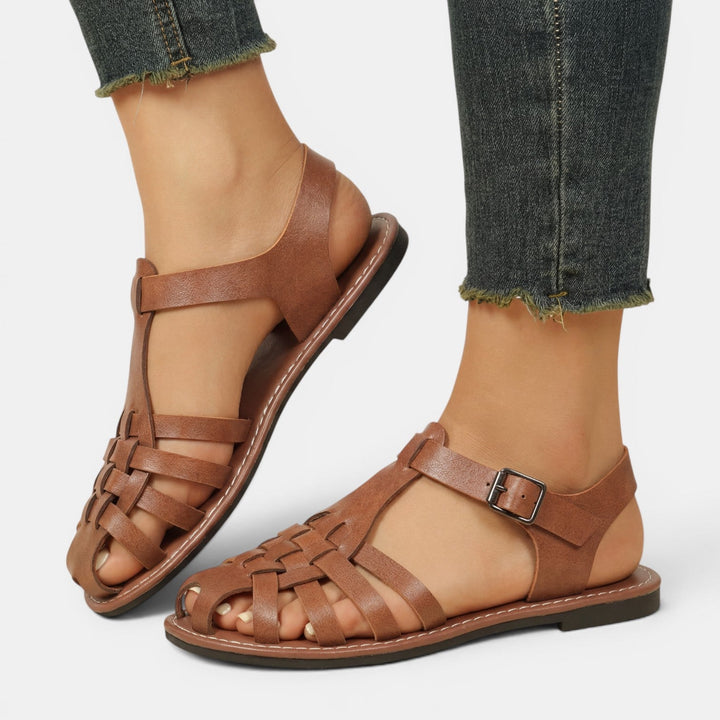Sandalias pescador marrones elegantes para mujer, estilo atemporal con punta cerrada. Calzado de verano cómodo.