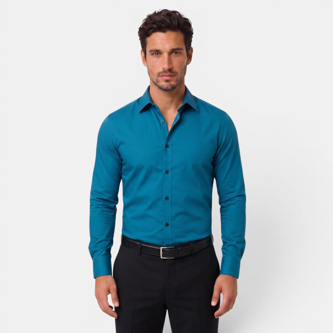 Hombre de negocios con camisa formal de manga larga, en tono gris, para reuniones.