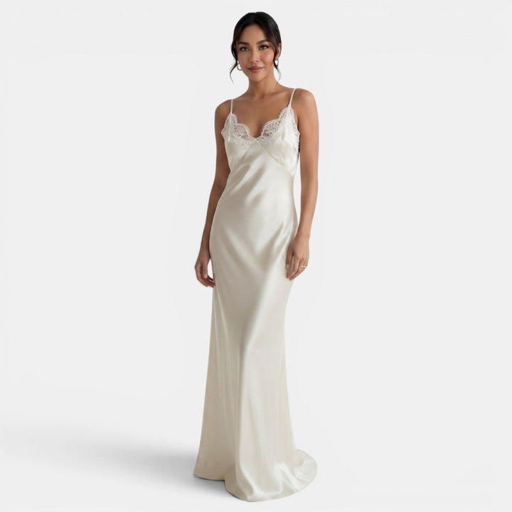 Vestido de satén largo beige para mujer con escote V de encaje, ideal para fiesta elegante.