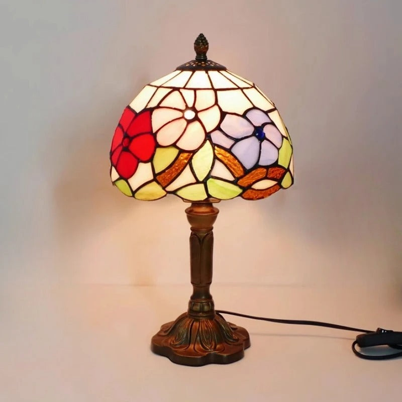 Lámpara de mesa decorativa LED Tiffany barroca. Ideal para dormitorio, crea un ambiente vintage elegante.